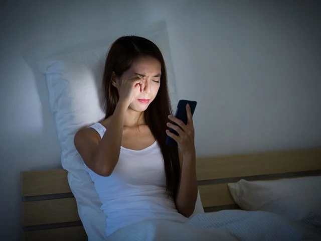 Sử dụng thiết bị điện tử sẽ khiến bạn thức khuya hơn, ngủ không đủ giấc dẫn tới đau đầu
